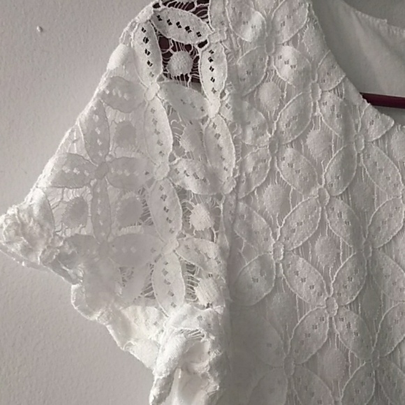 Beautiful lace overlay blouse!!! Excellent conditi - Picture 3 of 4